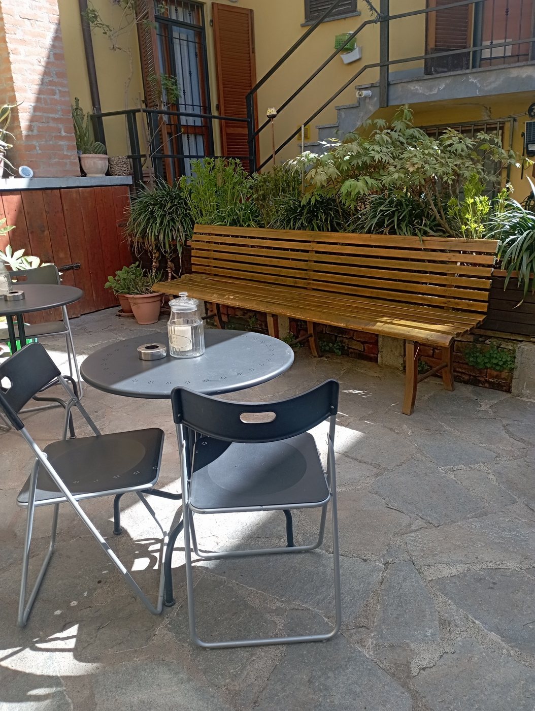 Il cortile del Monferrato Inn con tavolini e piante